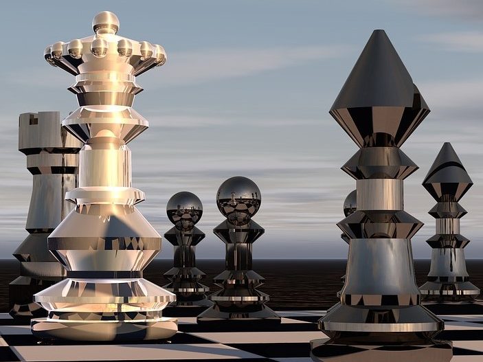 KI generierte, gläserne Schachfiguren stehen auf einem Schachbrett